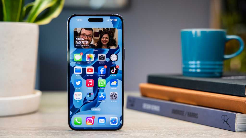 Стоит ли вообще это повторять. Экран iPhone 14 Pro Max хоть и большой, но для работы macOS не подходит совсем. Фото.
