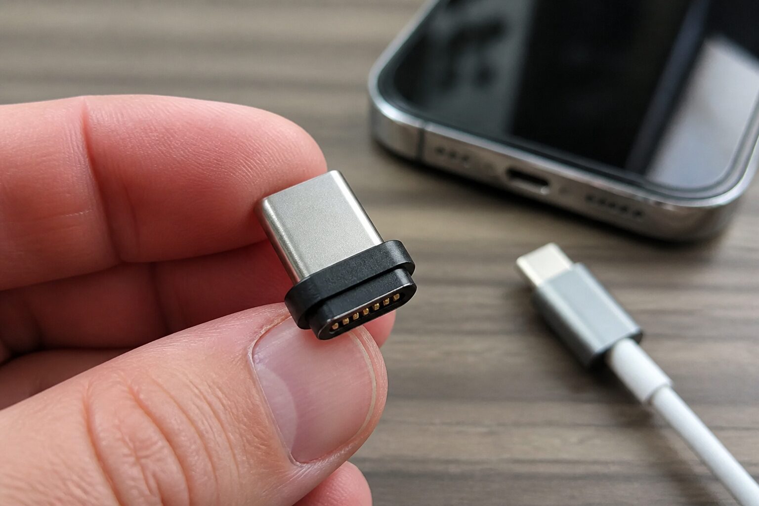 Магнитный адаптер для разъема USB-C в руке