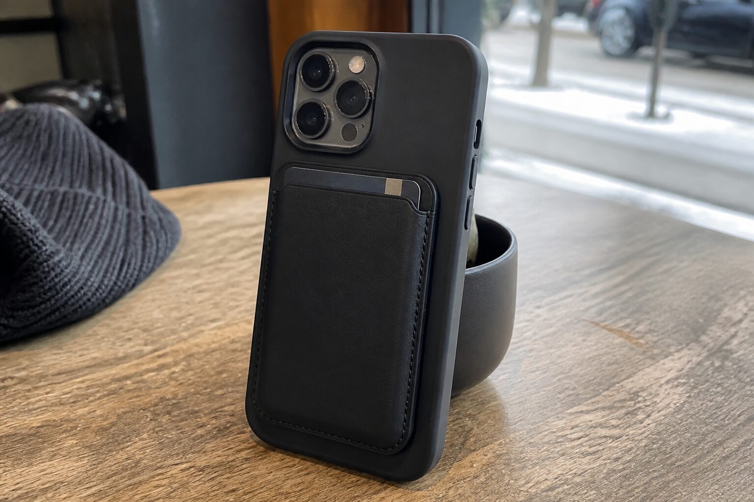 Чёрный магнитный кошелёк с картой на задней панели iPhone