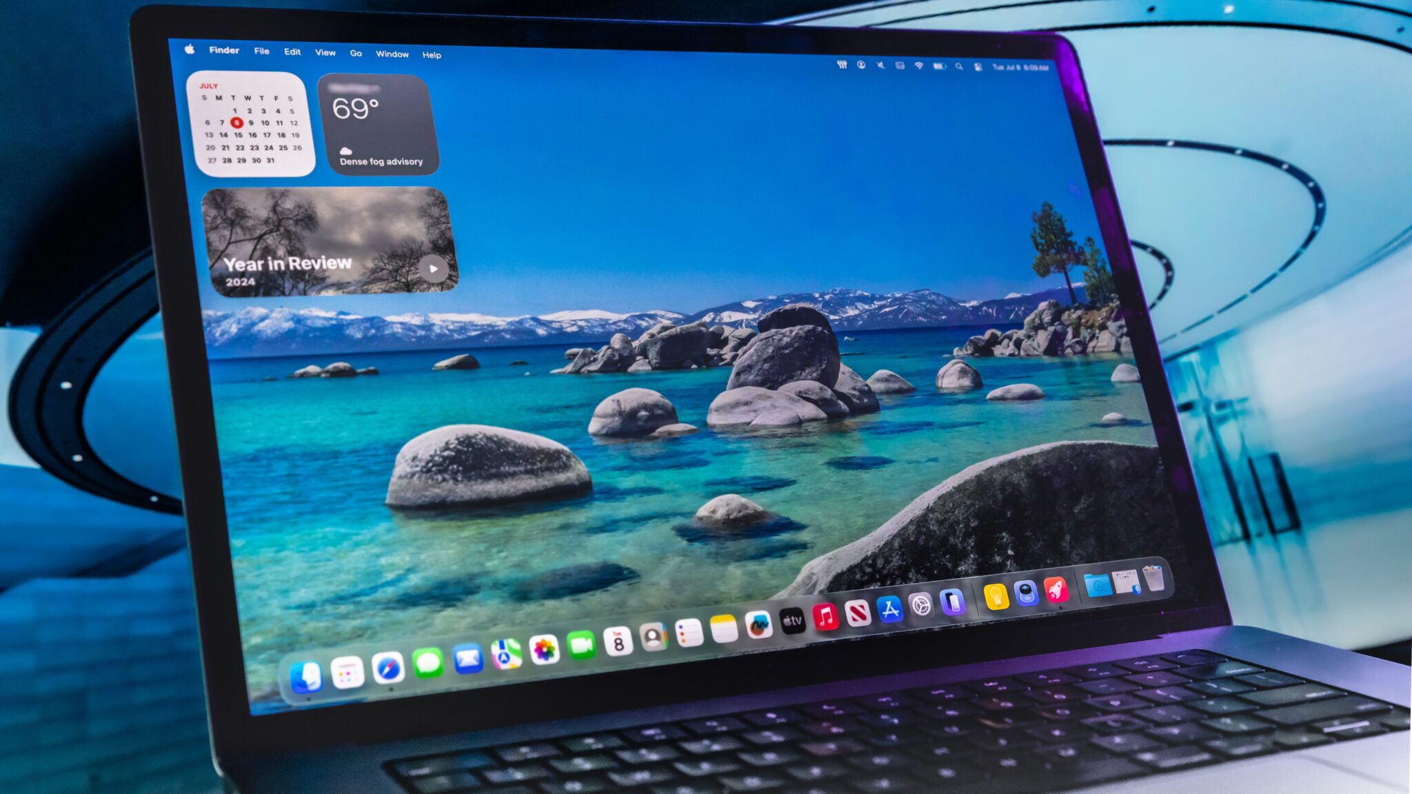 Чем macOS лучше HarmonyOS для работы. MacBook Air из коробки идет на macOS Tahoe. Фото.