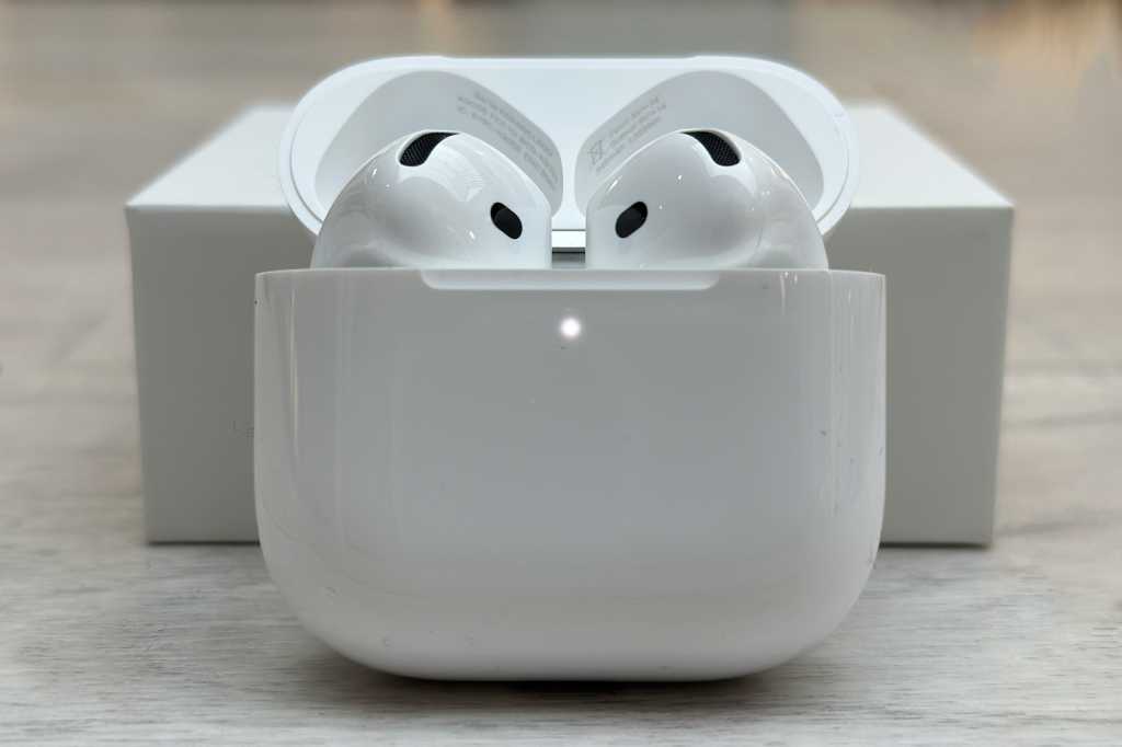 Что изменится в AirPods 5 — пока неизвестно. Внешний вид наушников, скорее всего, останется неизменным. Фото.