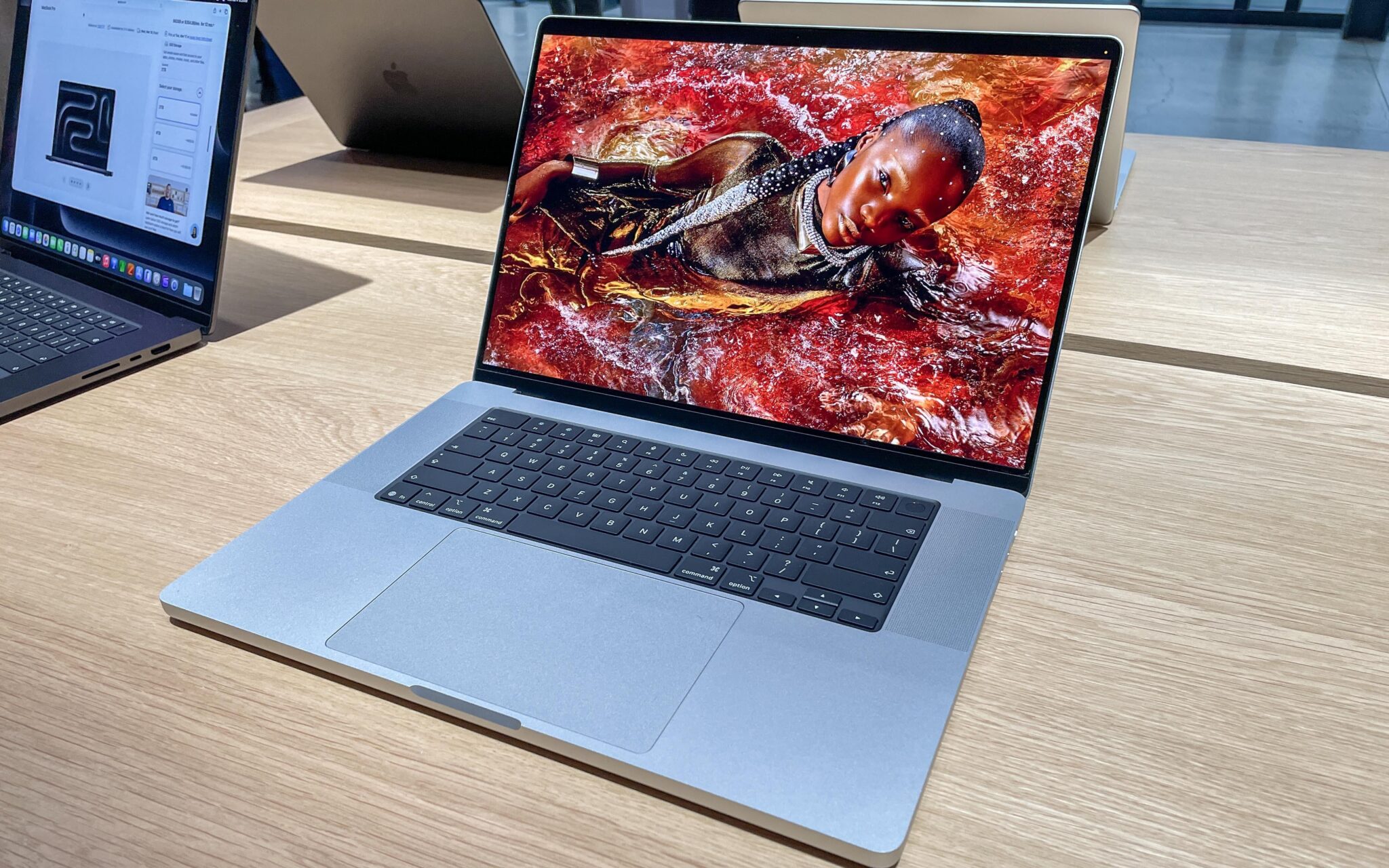 Новые Маки Apple приберегла на потом. Новые MacBook Pro выйдут в этом году, но позже. Фото.
