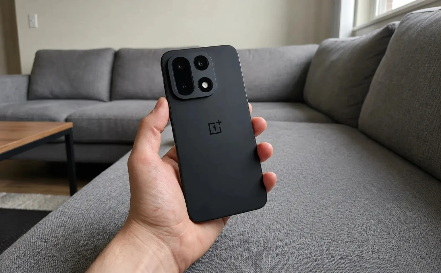 Почему брать смартфон стоит прямо сейчас. OnePlus 15, пожалуй, один из лучших Android-смартфонов 2026 года. Фото.