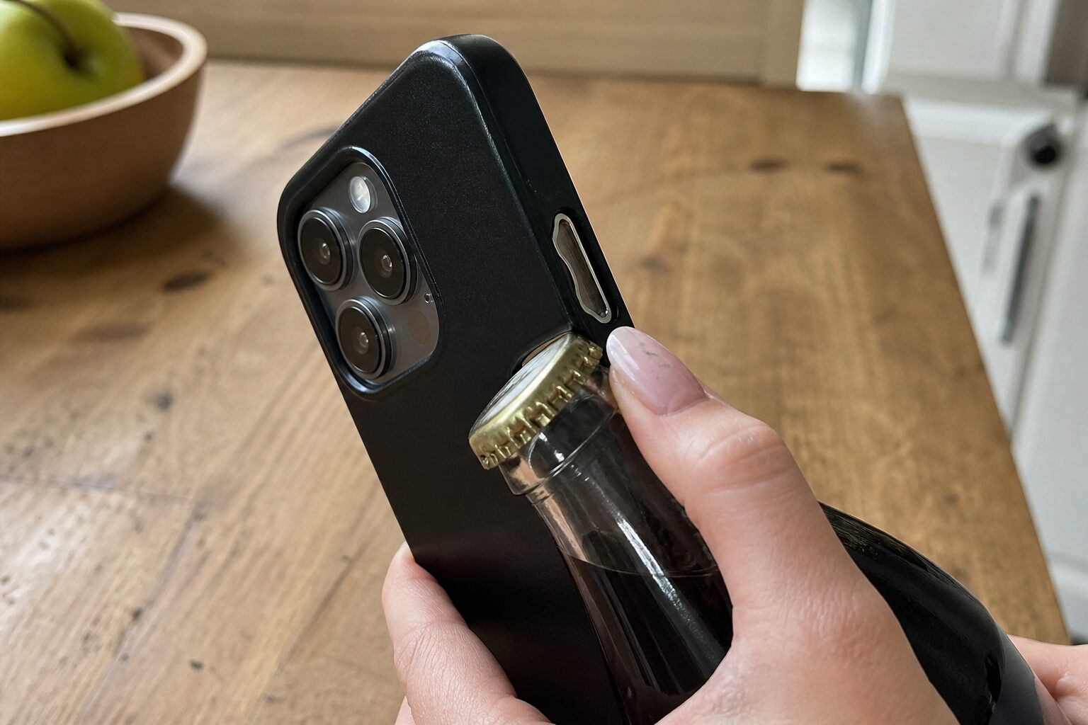 Чехол для iPhone со встроенной открывашкой