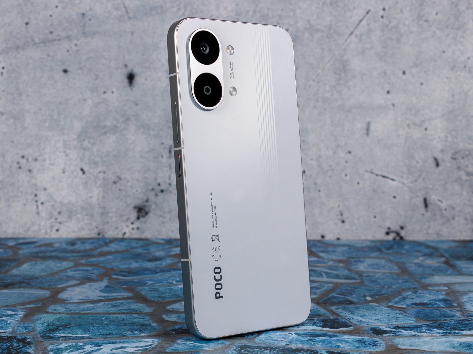 Почти флагман по цене середняка. POCO X8 Pro Max в белом цвете смотрится очень стильно. Фото.