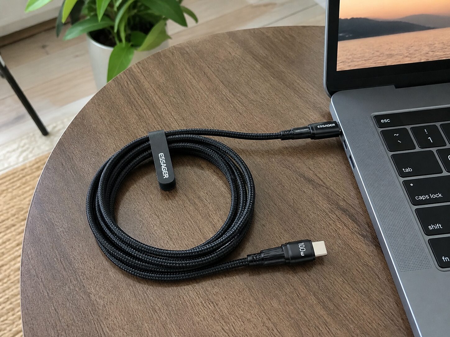 Чёрный кабель Essager USB-C подключён к ноутбуку