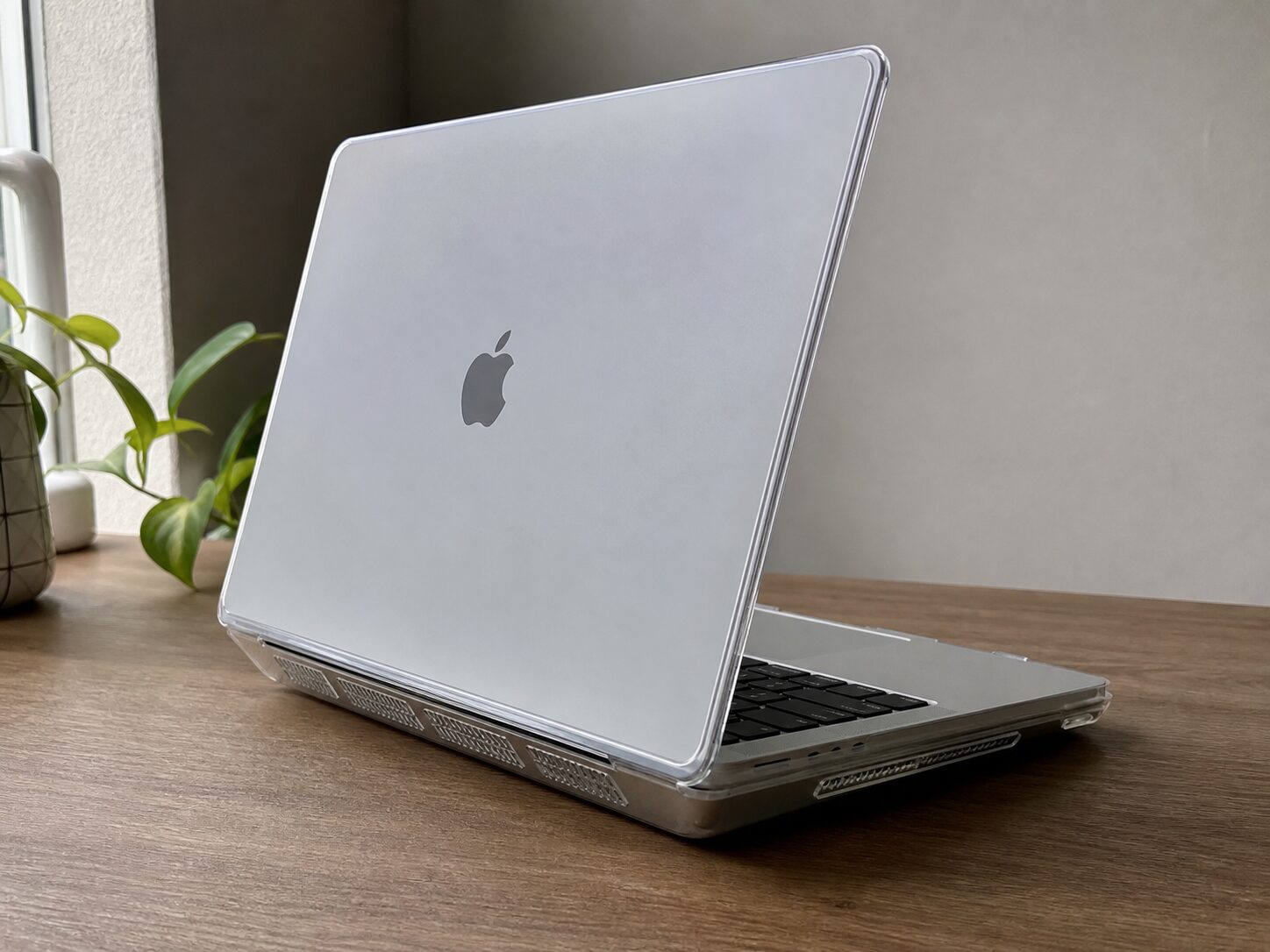 Прозрачный жёсткий чехол установлен на серебристый MacBook