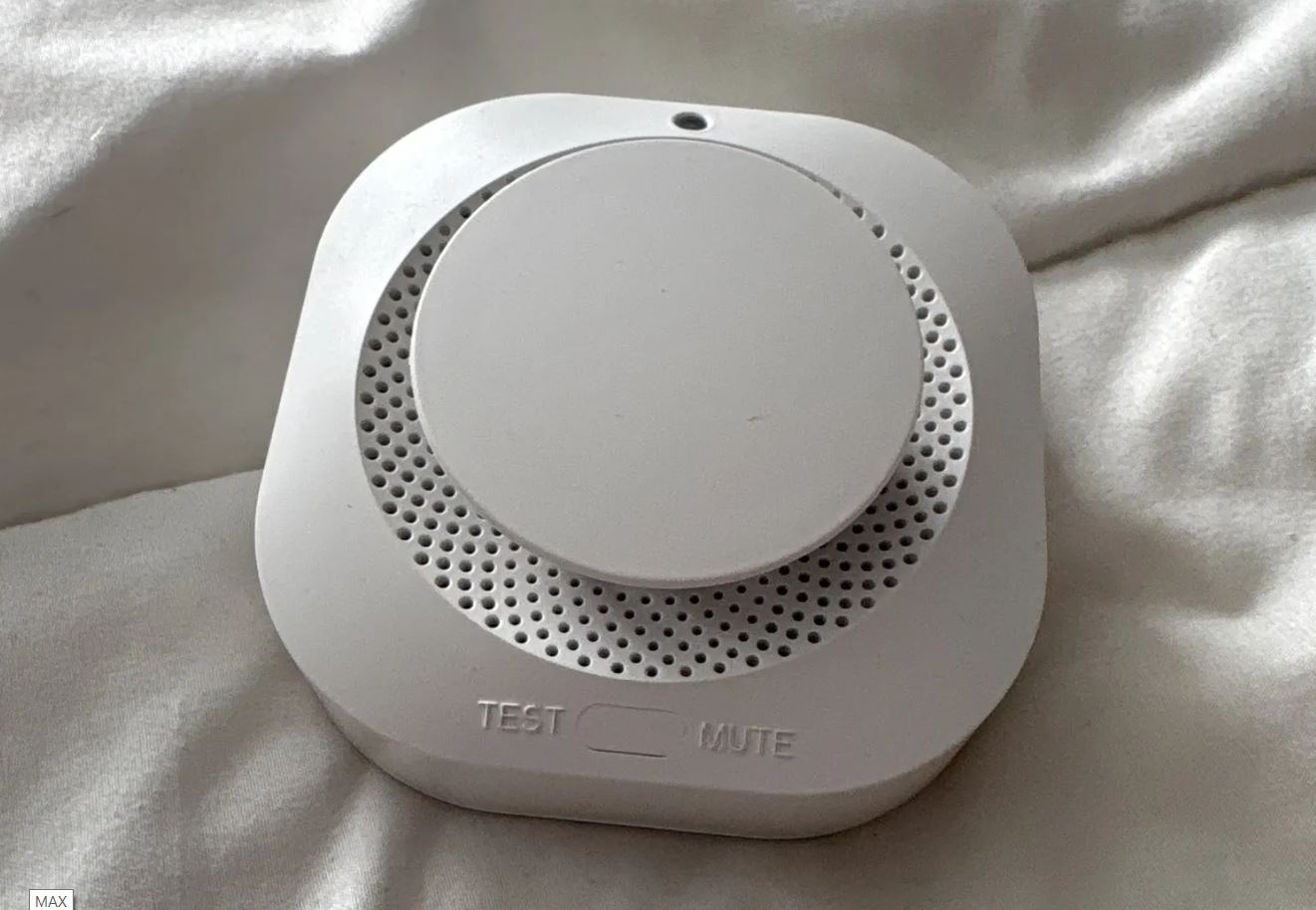 Wi-Fi датчик дыма для квартиры. Датчик задымления тоже рекомендую всем, кого подолгу нет дома. Фото.