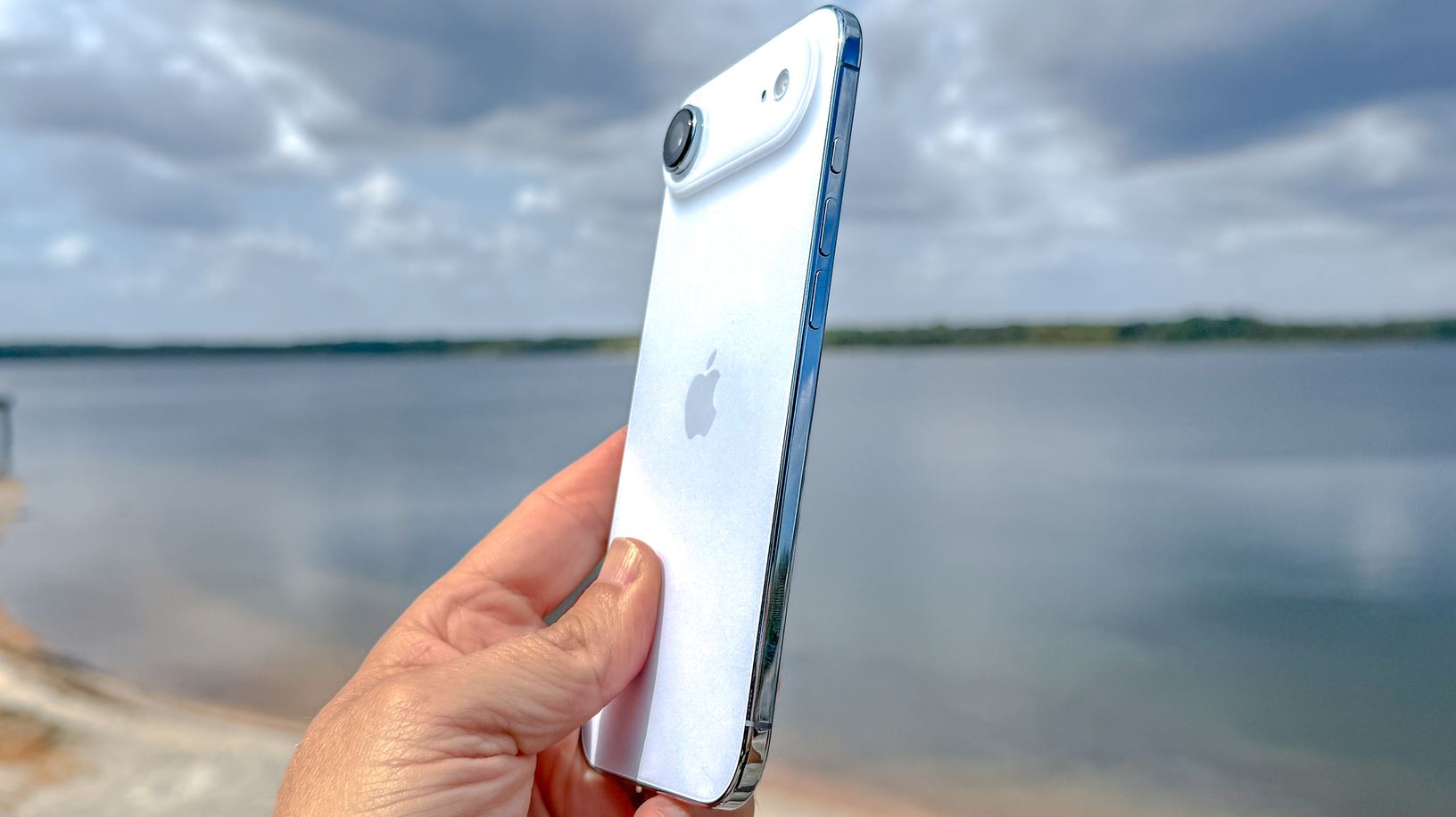 Почему за основу взяли именно iPhone Air. Только представьте: юбилейный Айфон будет еще тоньше!. Фото.