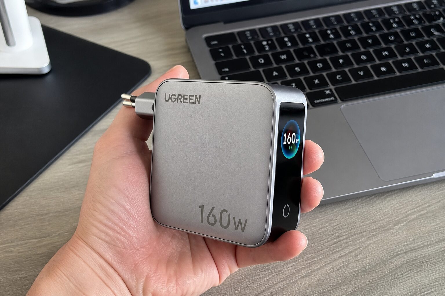Серебристое зарядное устройство UGREEN GaN на 160 Вт