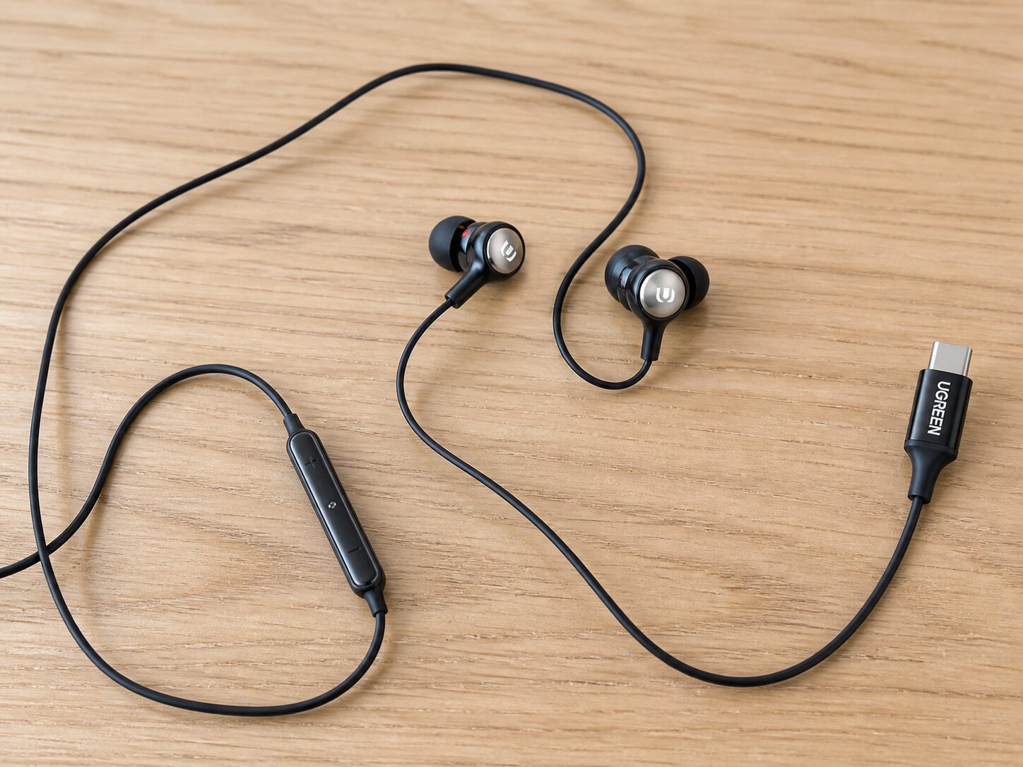 Чёрные проводные наушники UGREEN с пультом и разъёмом USB-C