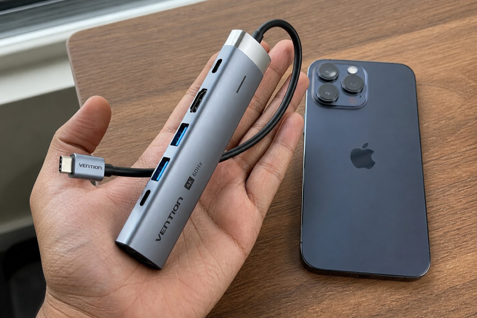 Хаб Vention с HDMI, USB-C и USB-A рядом с iPhone