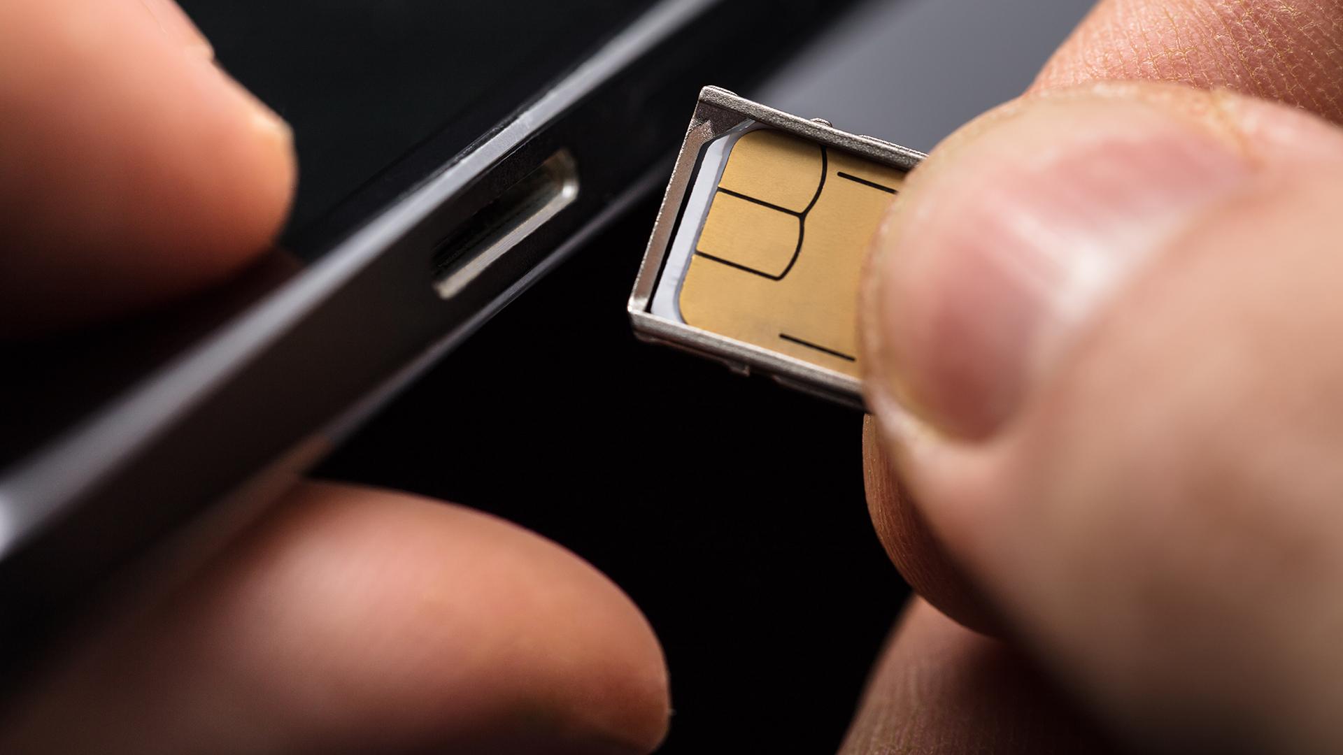 Почему ВТБ просит подтвердить замену SIM-карты. Такой процедурой банк пытается защитить вас от мошенников. Фото.