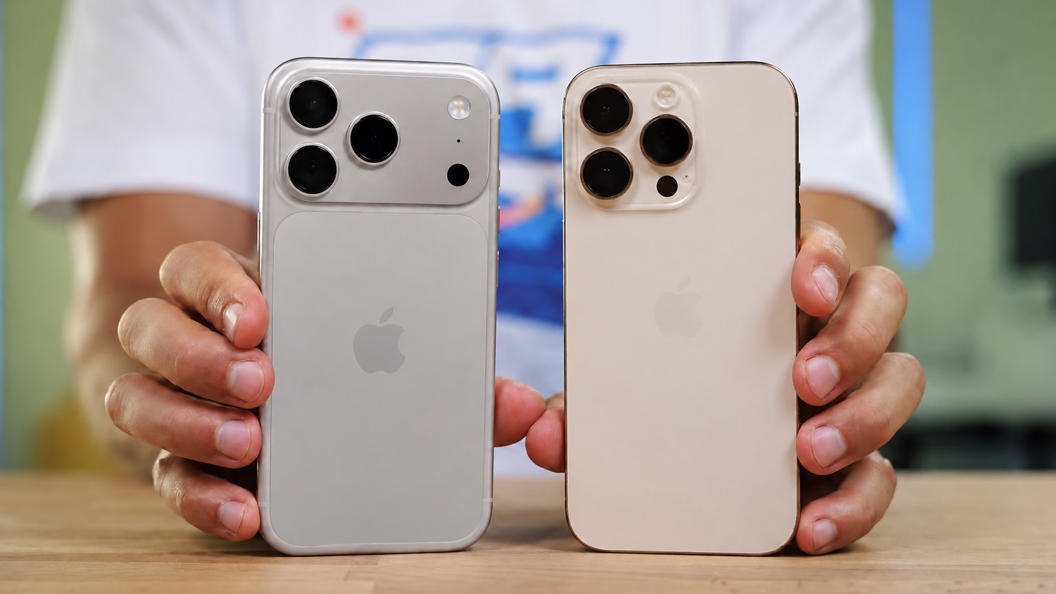 iPhone 18 Pro в руках рядом с iPhone 16 Pro