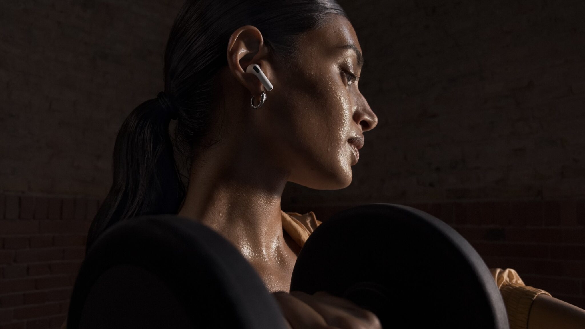 Умные функции и звук почти как у старших AirPods. Как AirPods 5 смотрятся в ухе. Фото.