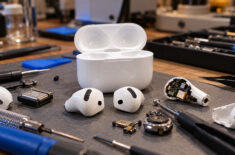 Первые AirPods, которые можно починить: что Apple изменила в AirPods 5. Фото.