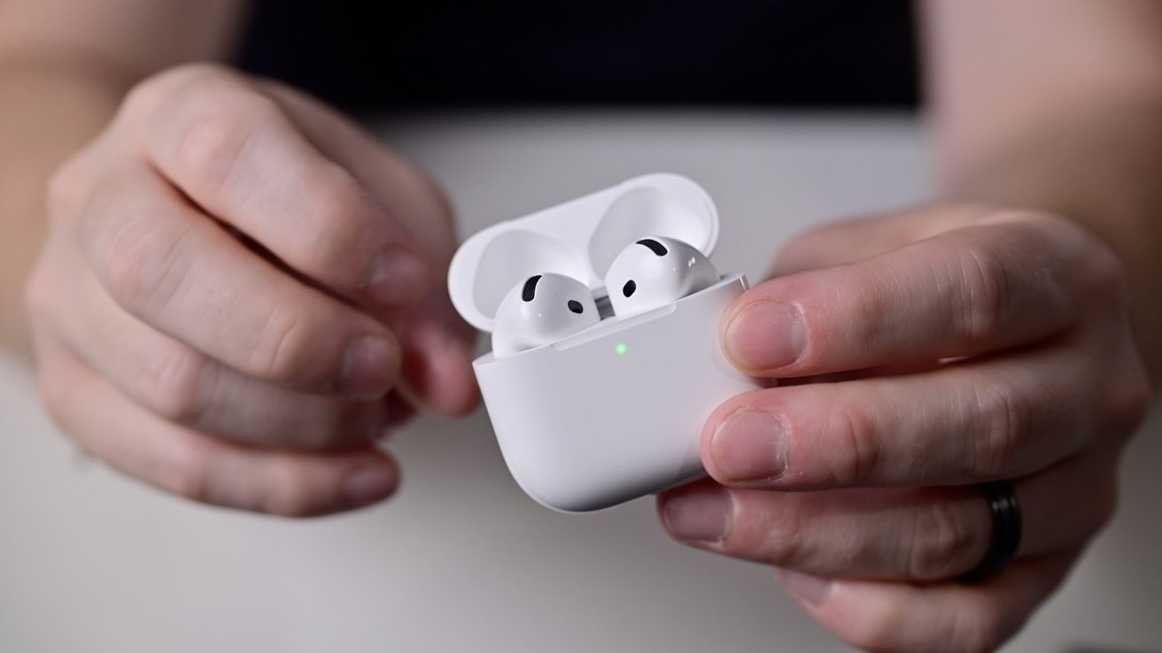 AirPods 5 в кейсе