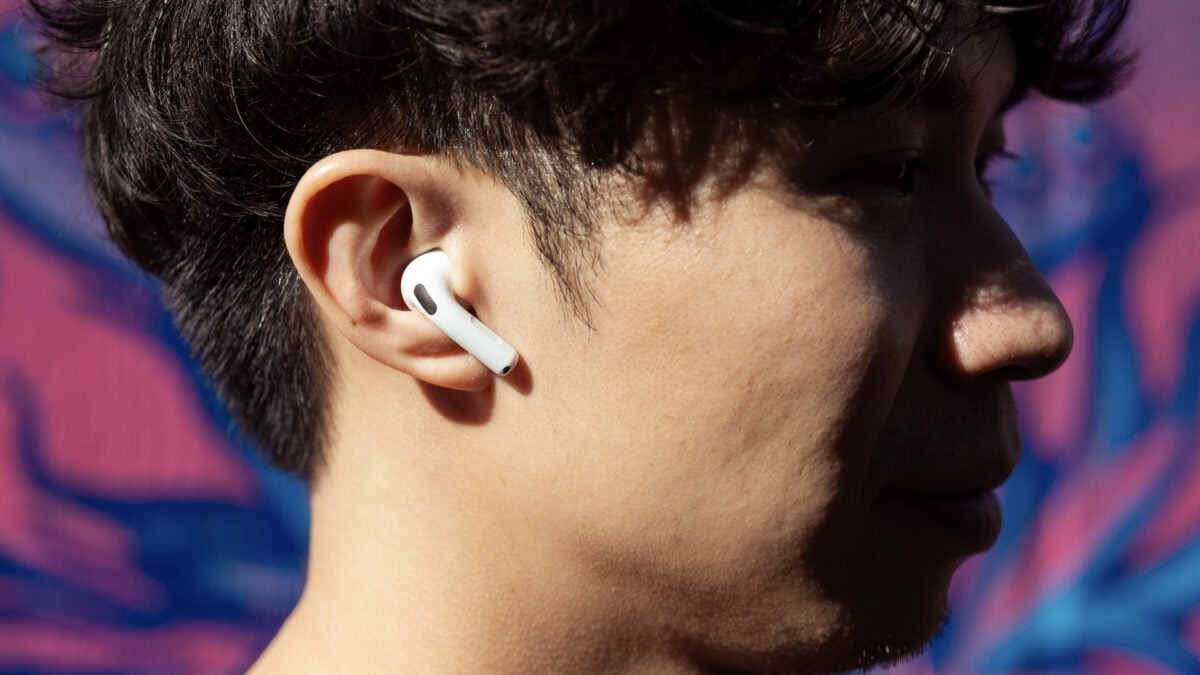 AirPods 5 в ухе