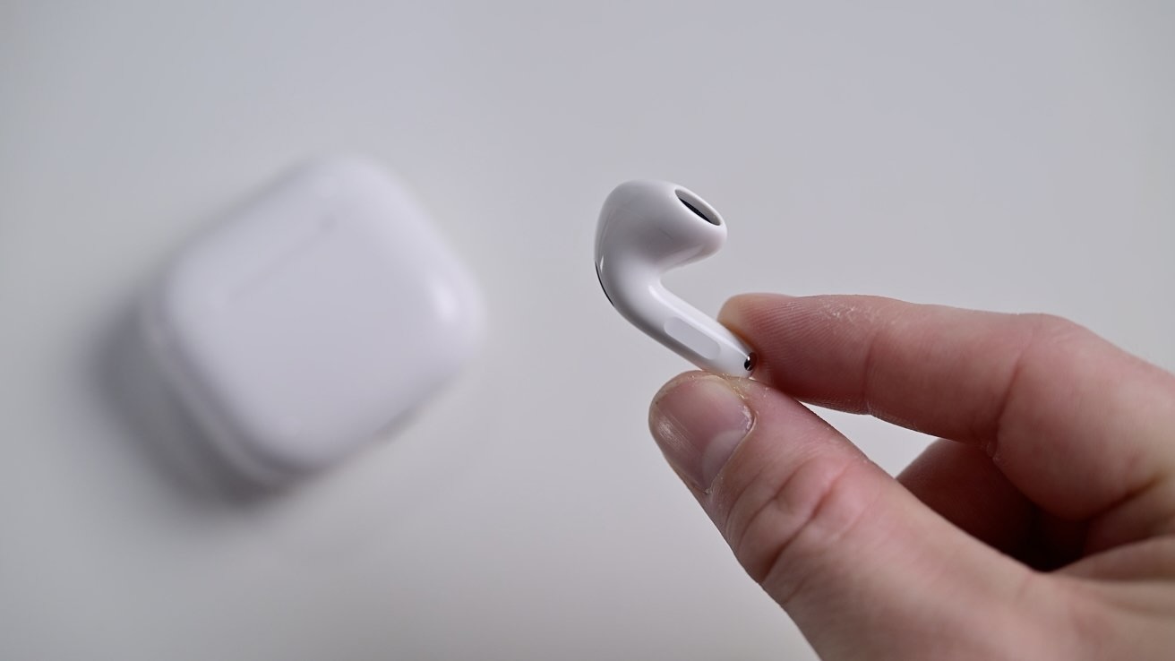 AirPods 5 в руке