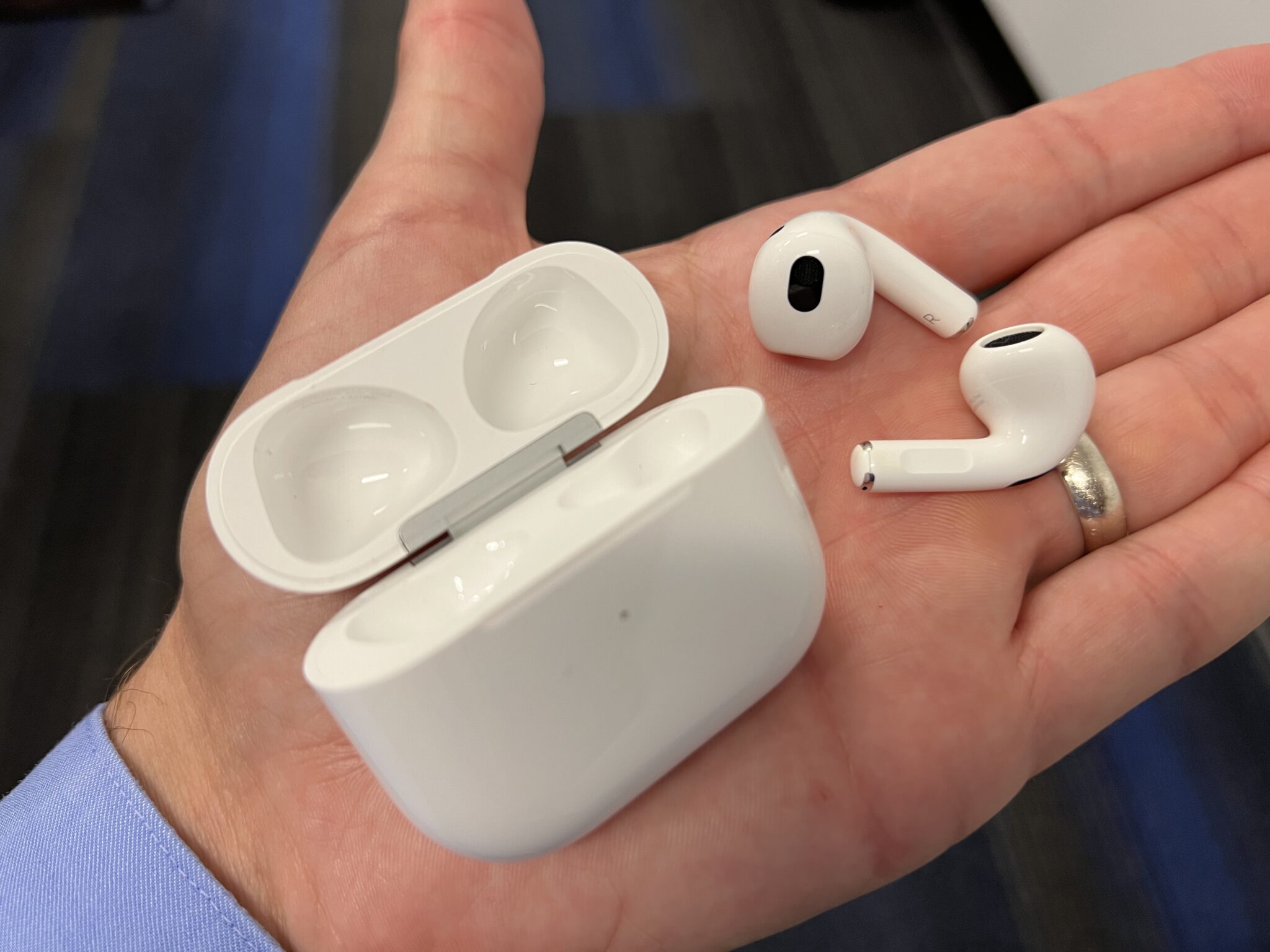 Звук подтянули по опыту AirPods Pro 3. AirPods 5 на руке вместе с кейсом. Фото.