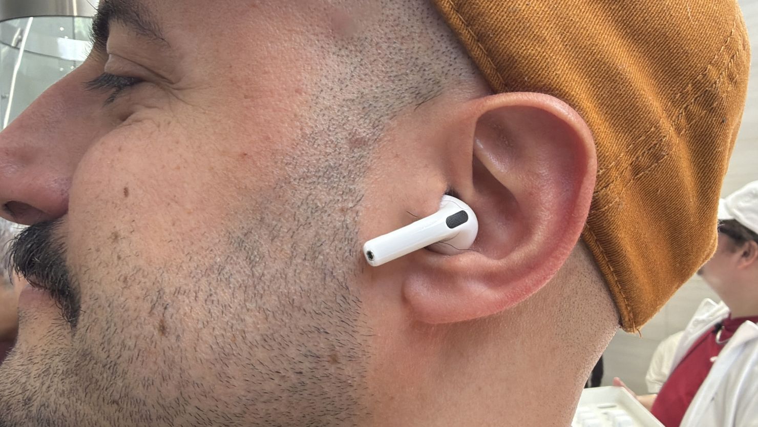 Шумоподавление стало стандартом для всех. AirPods 5 в ухе. Фото.