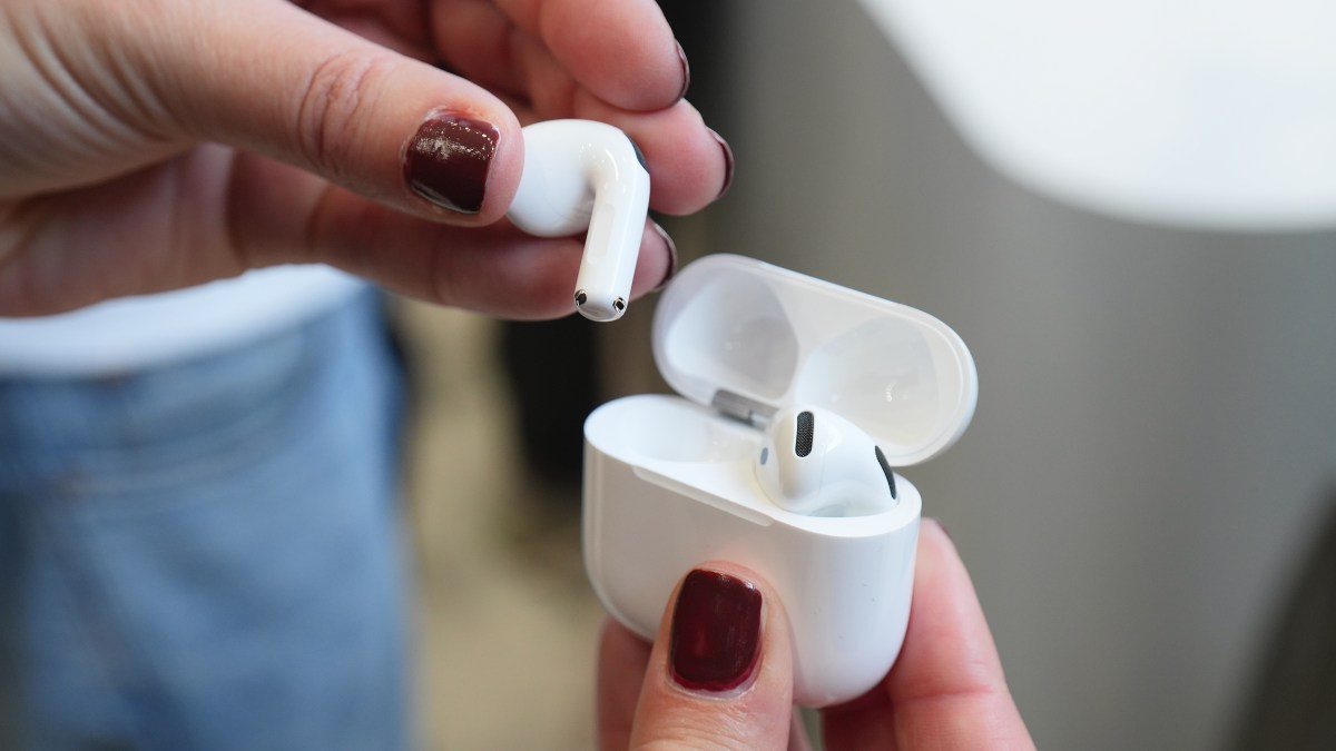 Цена осталась прежней, а начинка стала богаче. AirPods 5 с открытым кейсом. Фото.