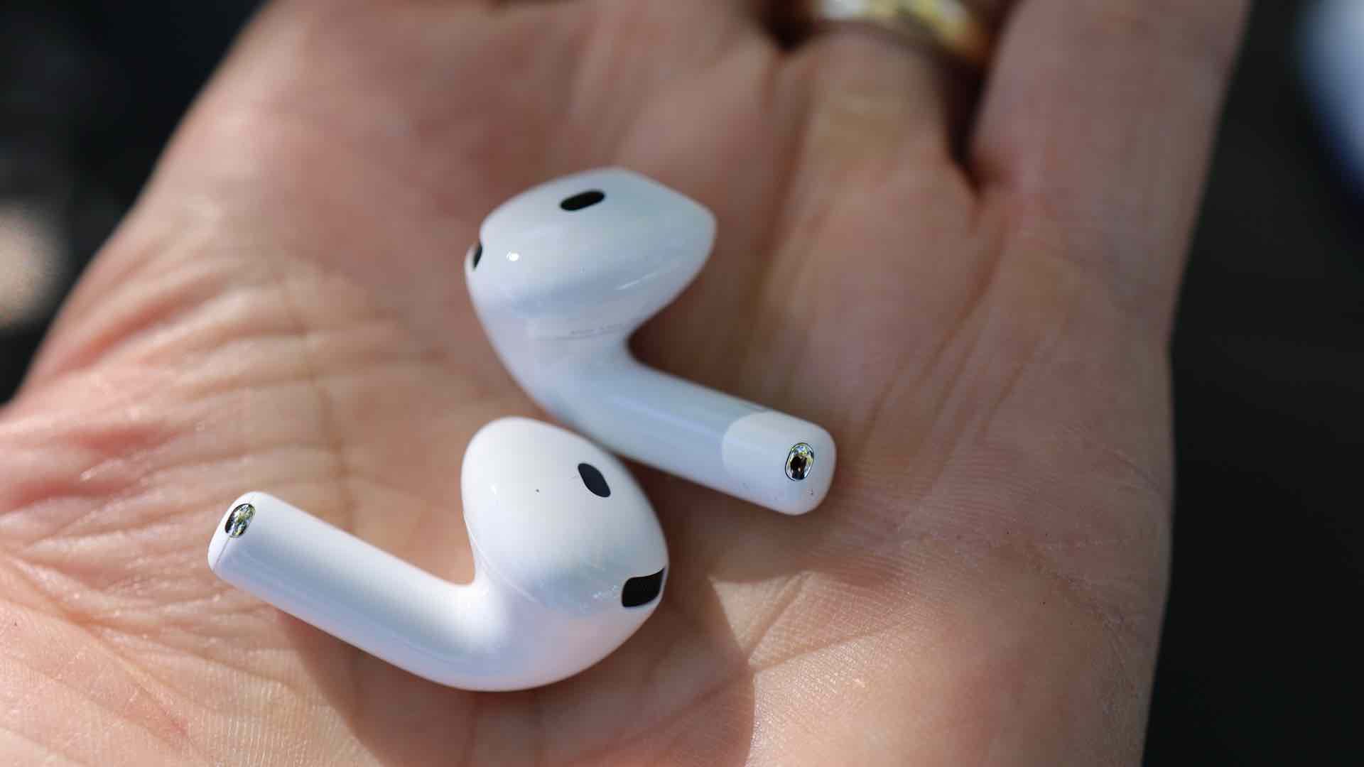 Прозрачный режим звучит естественнее. AirPods 5 в руке. Фото.