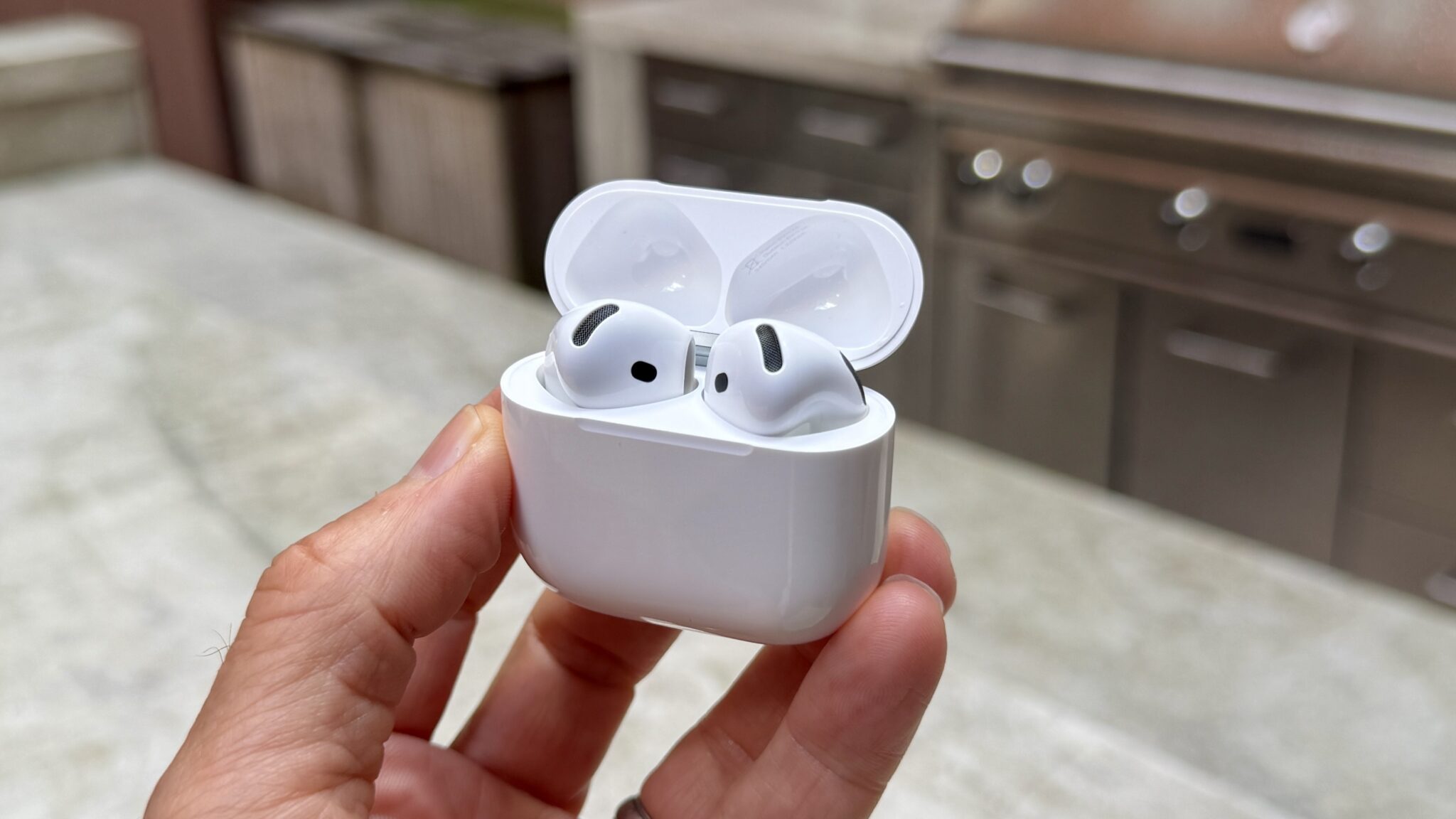 AirPods 5 в кейсе