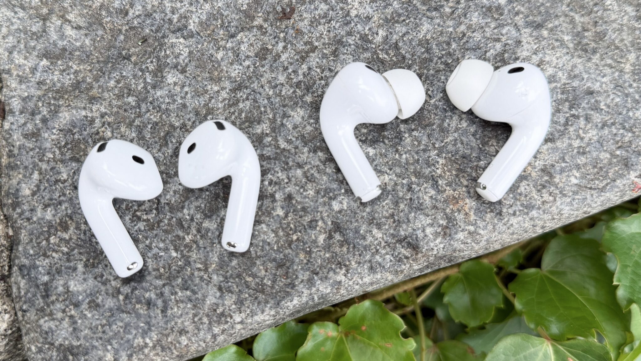AirPods 5 рядом с AirPods Pro 3 без кейса