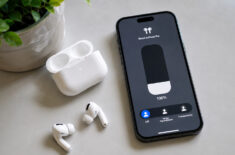 Работают ли AirPods без кейса и зачем нужен футляр после подключения наушников к iPhone. Фото.