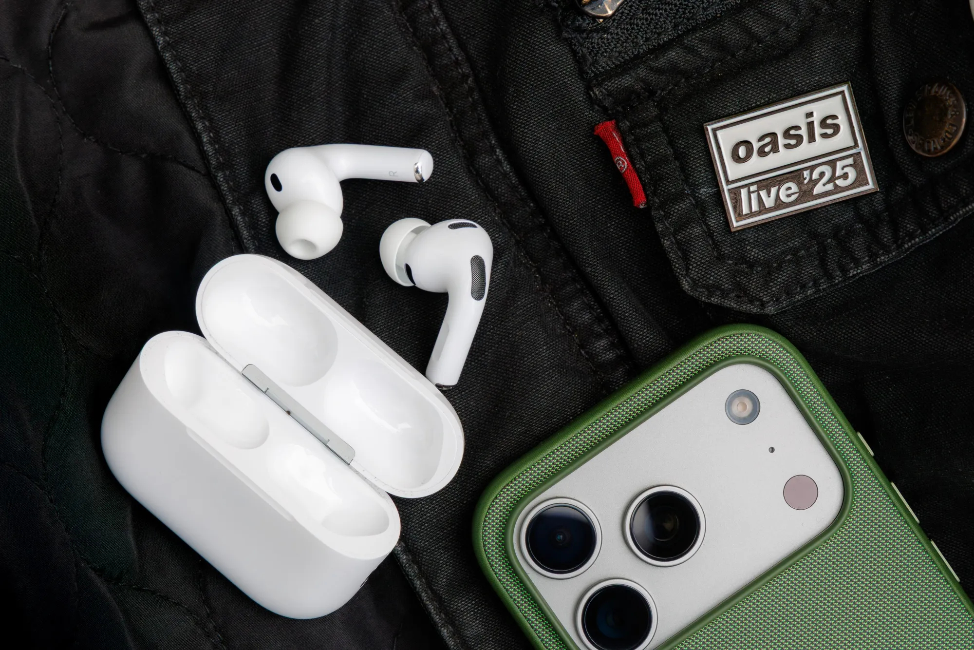 AirPods живут своей жизнью и без футляра. Пользоваться AirPods без кейса можно, но есть нюанс в виде времени работы. Фото.