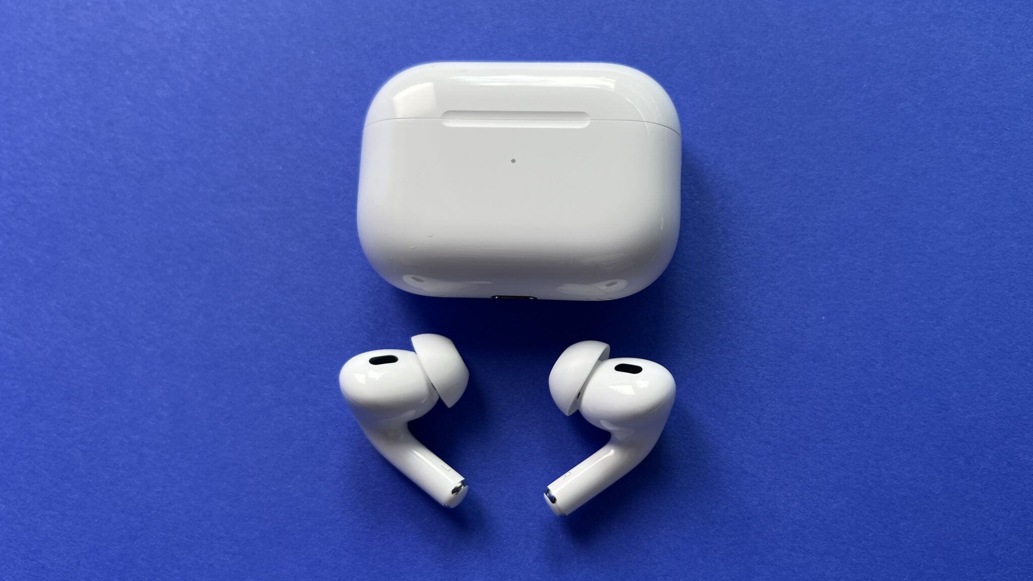 Забыли кейс дома: как прожить день. Старайтесь не забывать кейс от AirPods. Всё-таки без него пользоваться наушниками куда сложнее, хоть и можно. Фото.