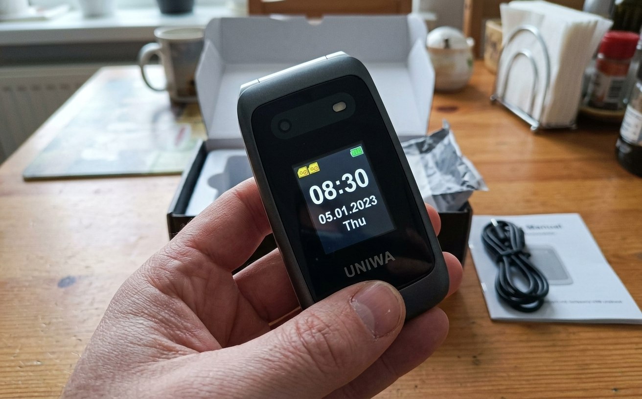 Раскладушка с двумя экранами и поддержкой 4G. Классическая «ракушка» с внешним экраном, который показывает время и дату, не открывая крышку. Фото.