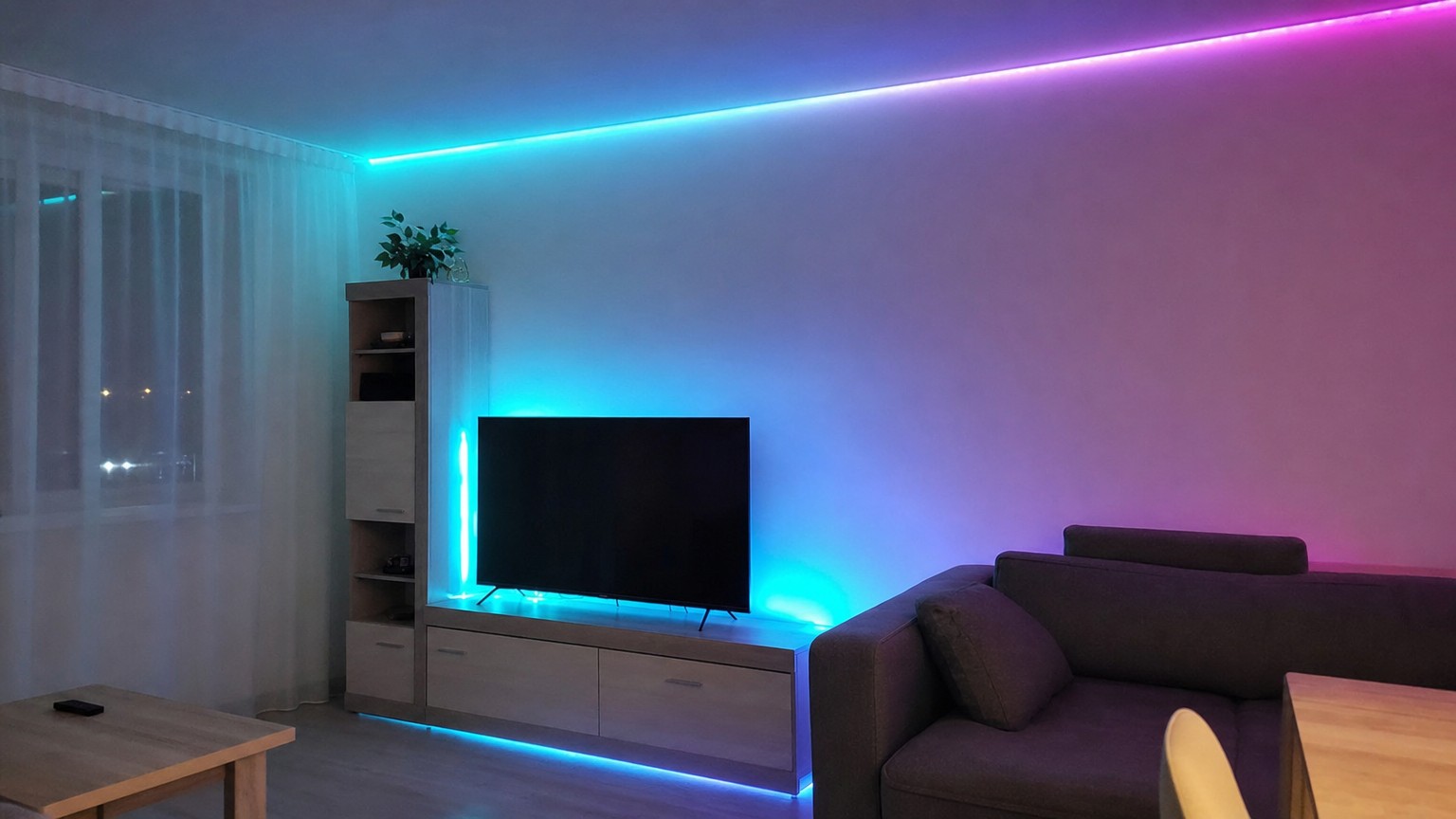 RGB-лента с поддержкой Siri, которой не нужен хаб. Гостиная с подсветкой под потолком и за телевизором. Фото.