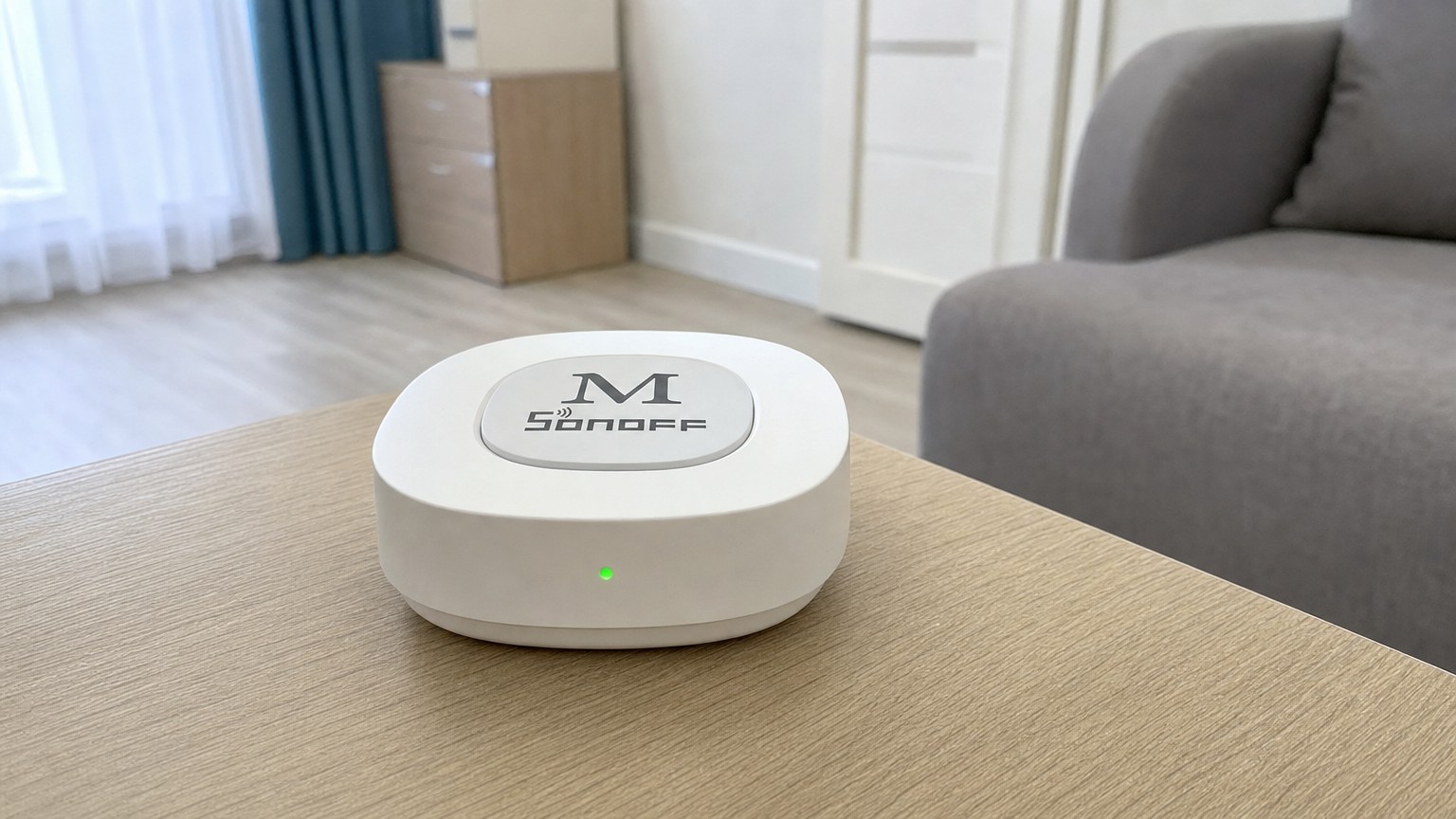 SONOFF Zigbee Bridge Max: один хаб для Apple, Google и Alexa. Белый хаб с логотипом Sonoff на столе в гостиной. Фото.