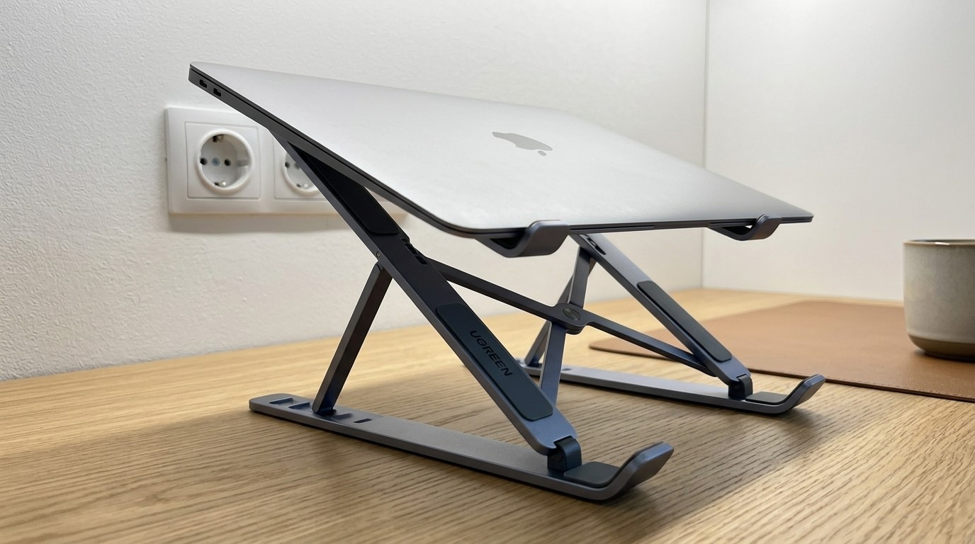 Складная подставка UGREEN с ноутбуком MacBook на столе