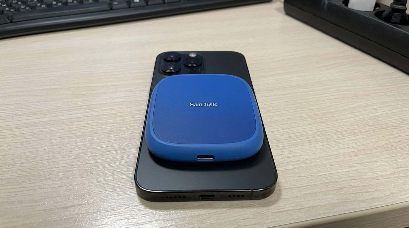 Магнитный SSD от SanDisk: внешний диск, который магнитится к iPhone. SSD на спине iPhone — звучит как безумие, но работает.. Фото.