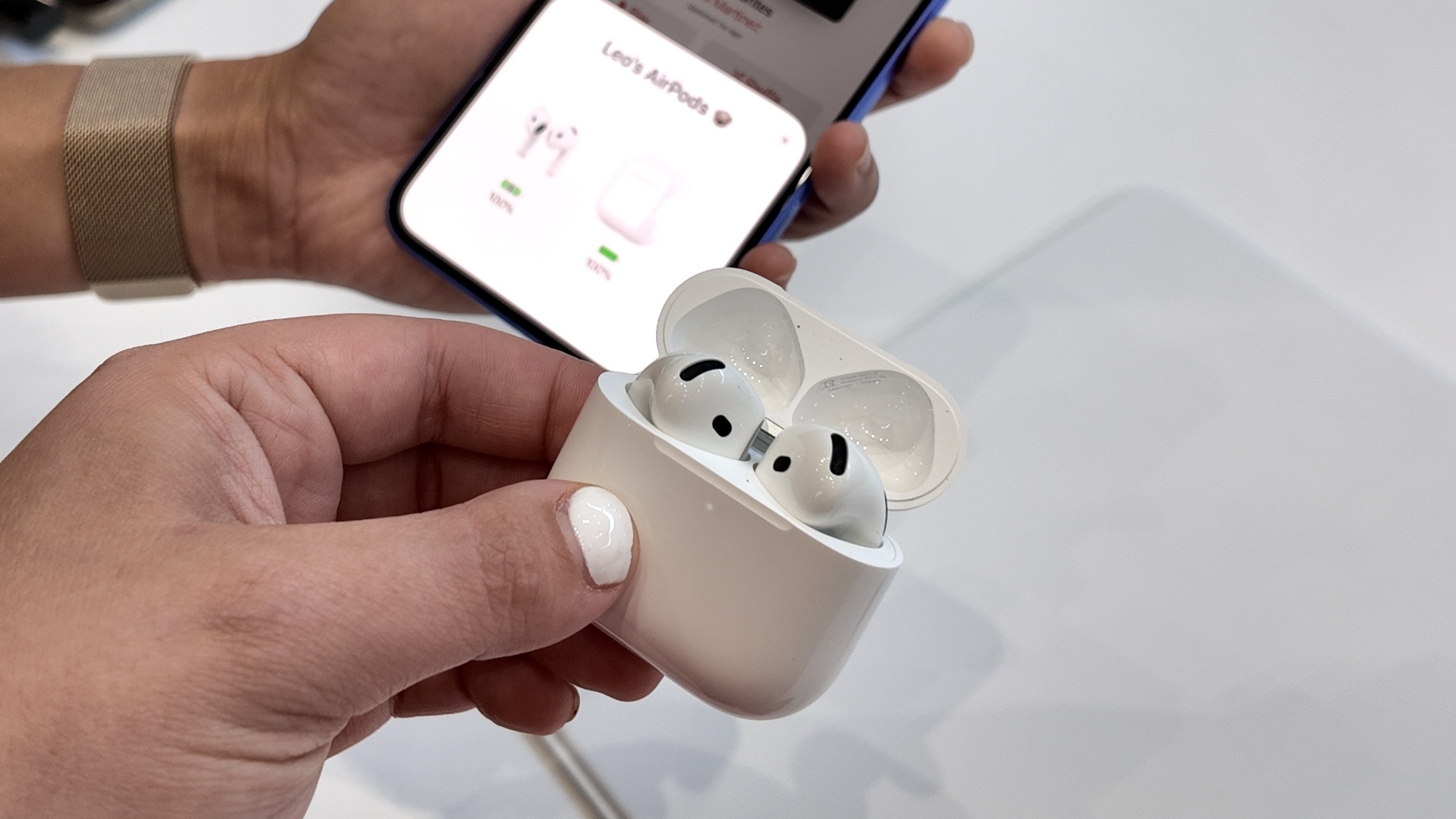 AirPods 5: шумодав там, где его не ждали. AirPods 5 в руках. Фото.