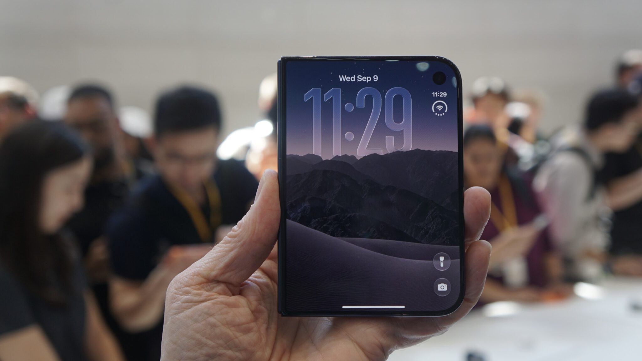 Складной iPhone Duo наконец приехал. iPhone Duo в сложенном виде. Фото.