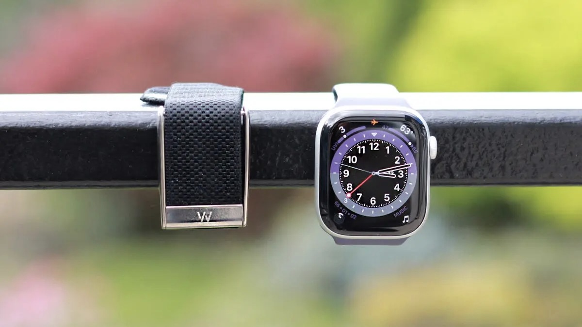 Apple Watch и Whoop рядом друг с другом