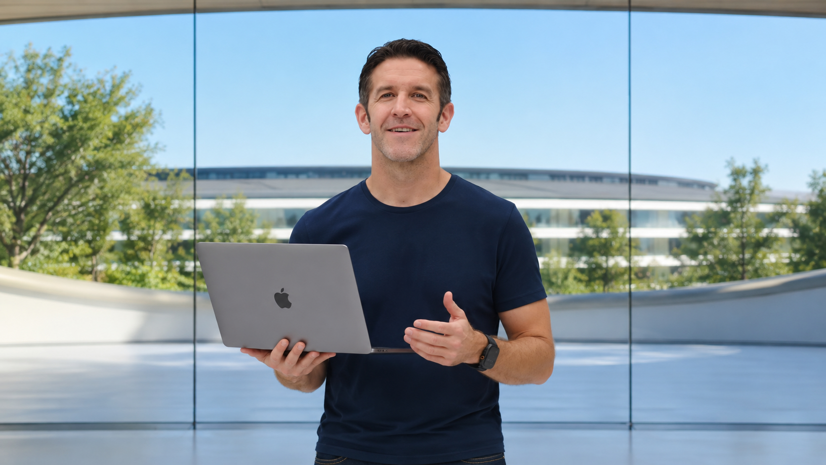 Джон Тернус с MacBook Pro в руках