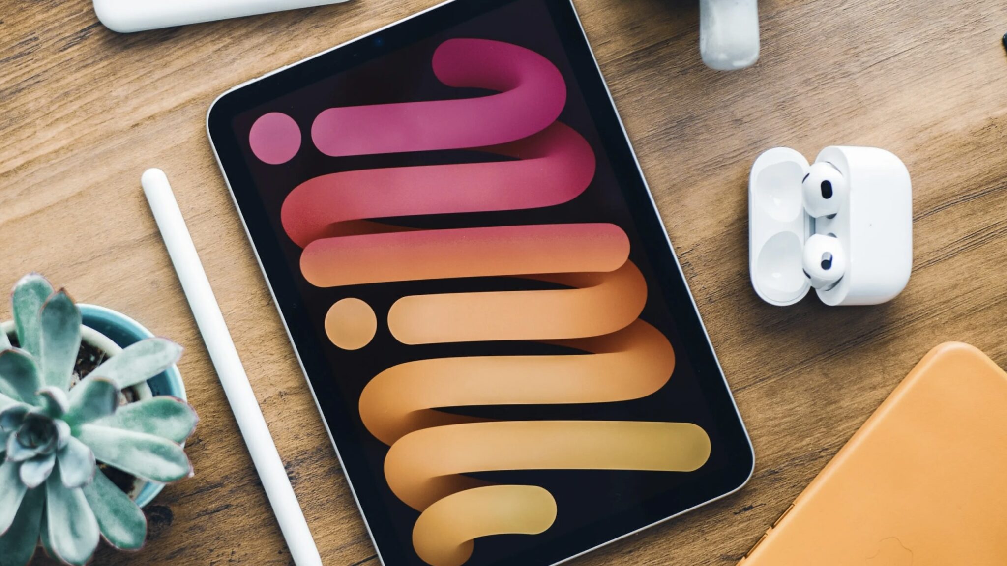 iPad mini рядом с AirPods и стилусом Apple Pencil