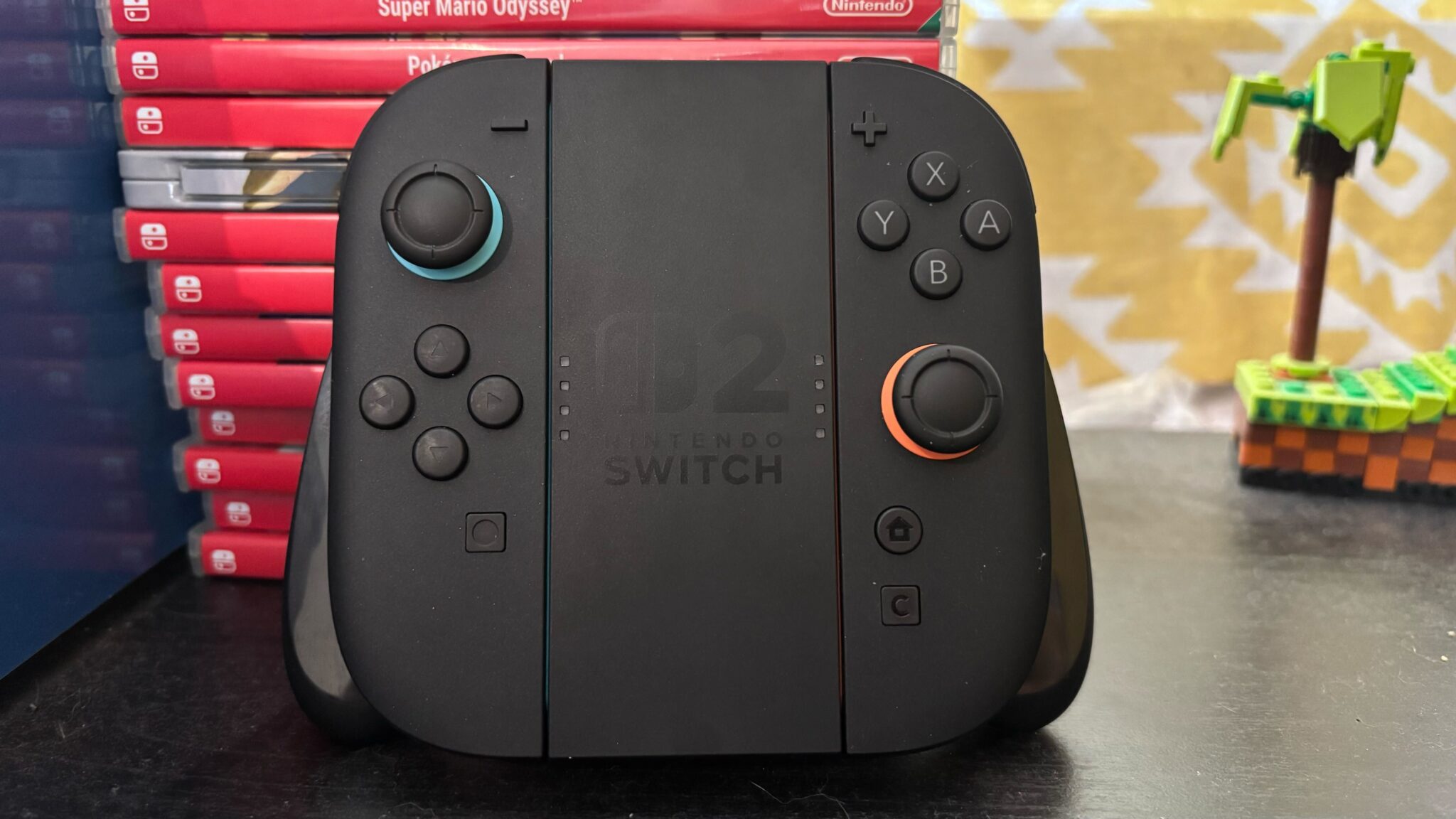 Два геймпада, которые не похожи друг на друга. Joy-Con от Nintendo Switch. Таким может быть один из контроллеров Apple. Фото.