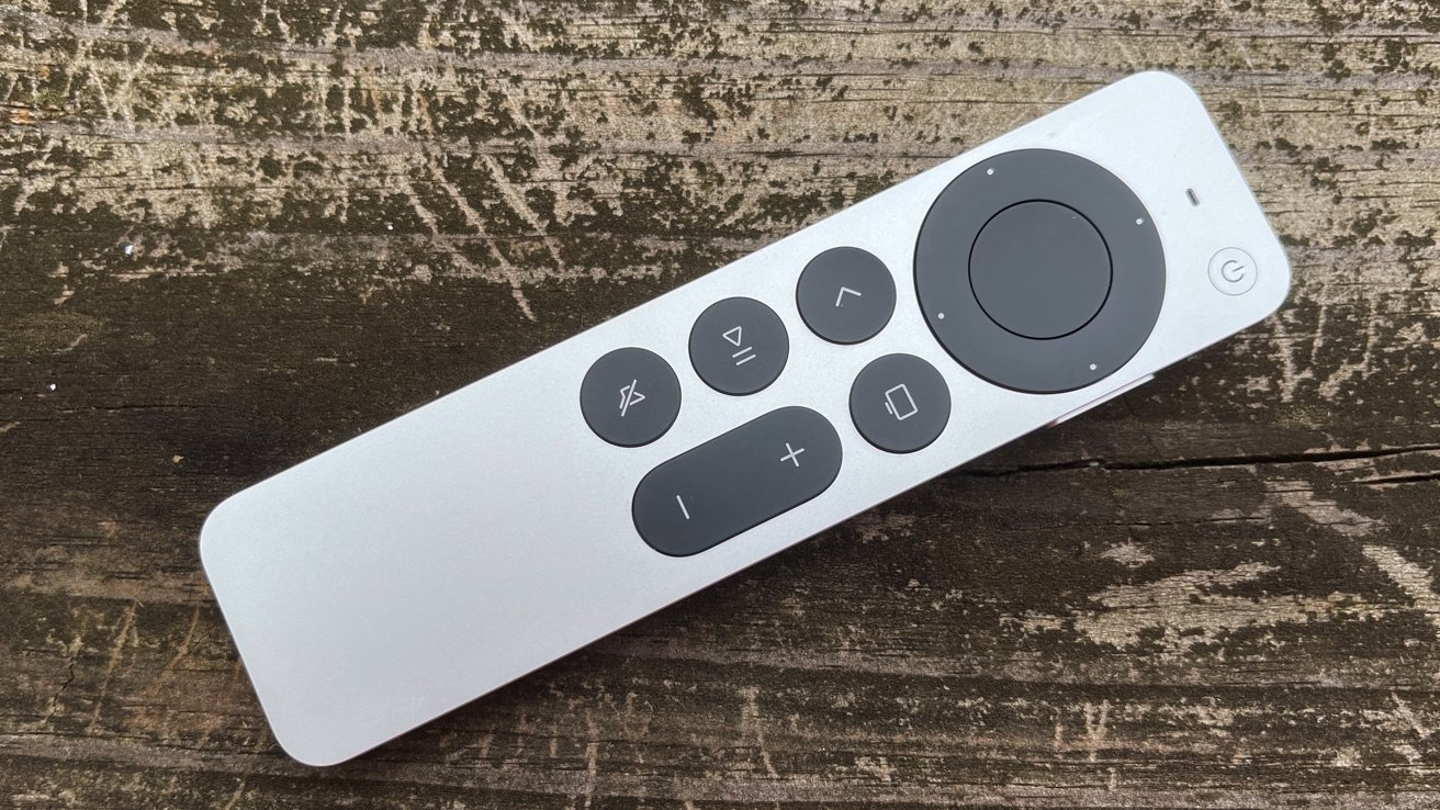 Почему Apple столько лет тянет с геймпадом. Пульт Siri Remote. Его можно использовать в качестве геймпада. Фото.