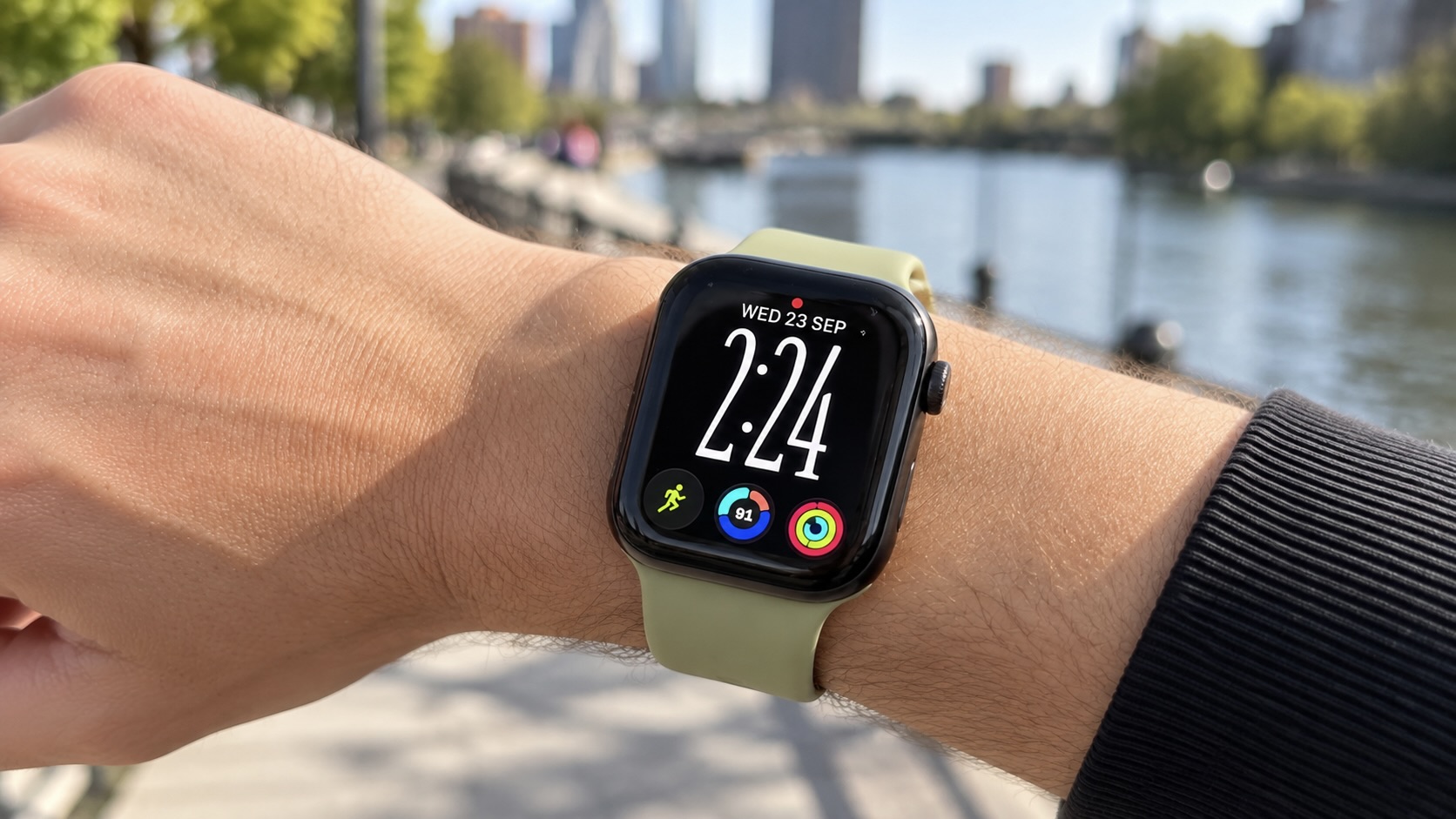 Apple Watch Series 12 на правой руке