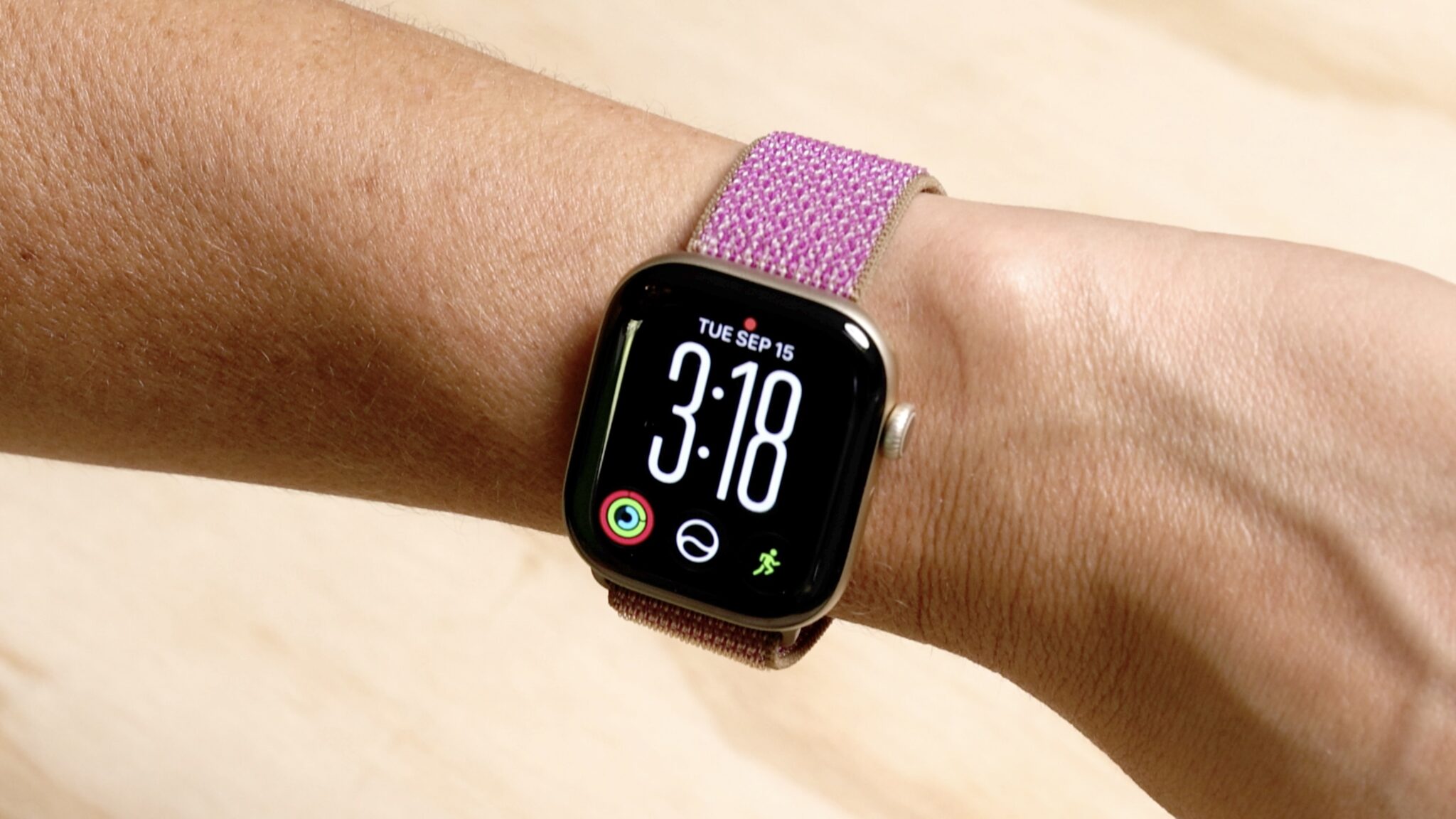 Apple Watch Series 12 с нейлоновым ремешком