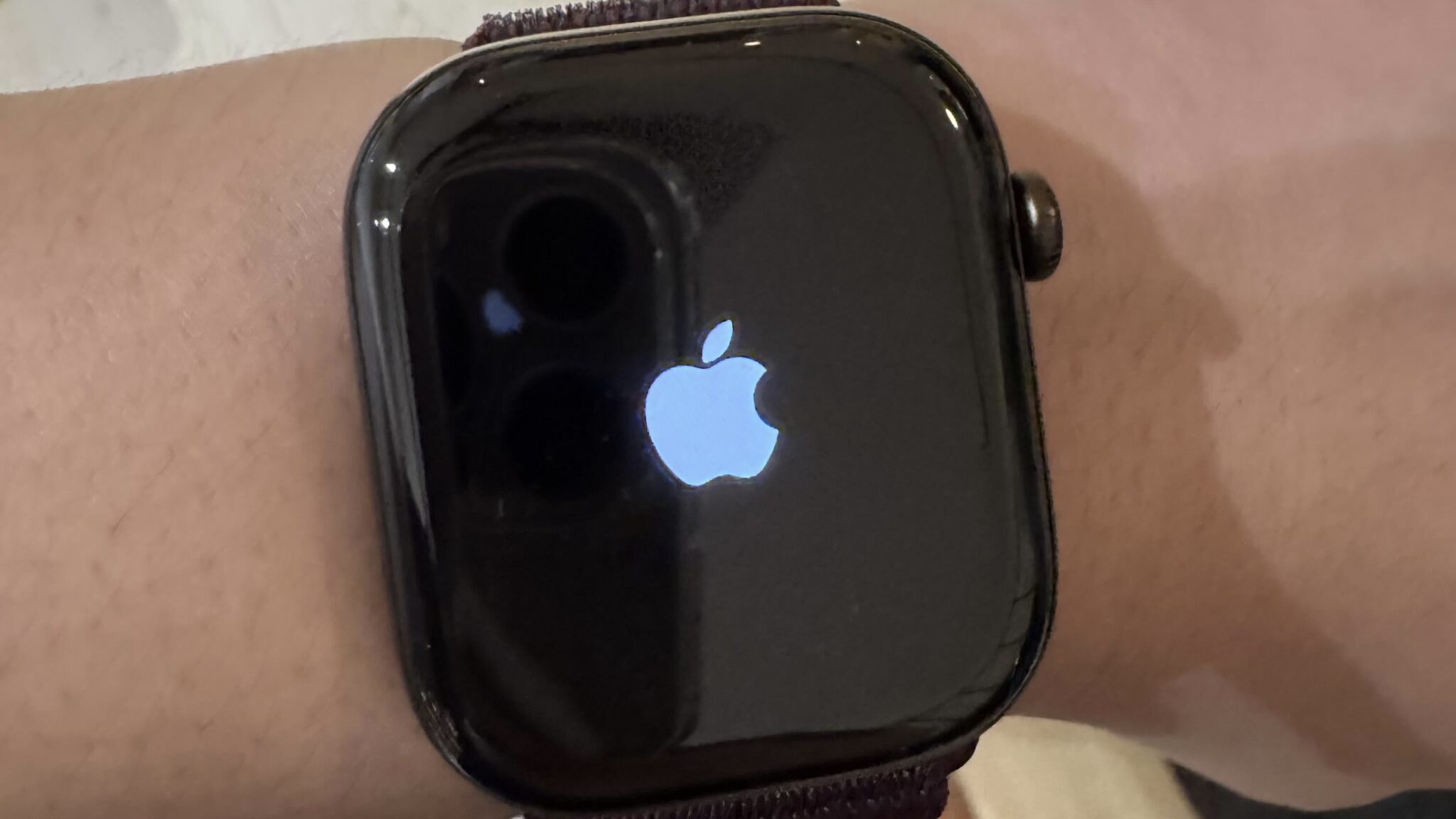 Apple Watch Seires 12 в процессе перезагрузки