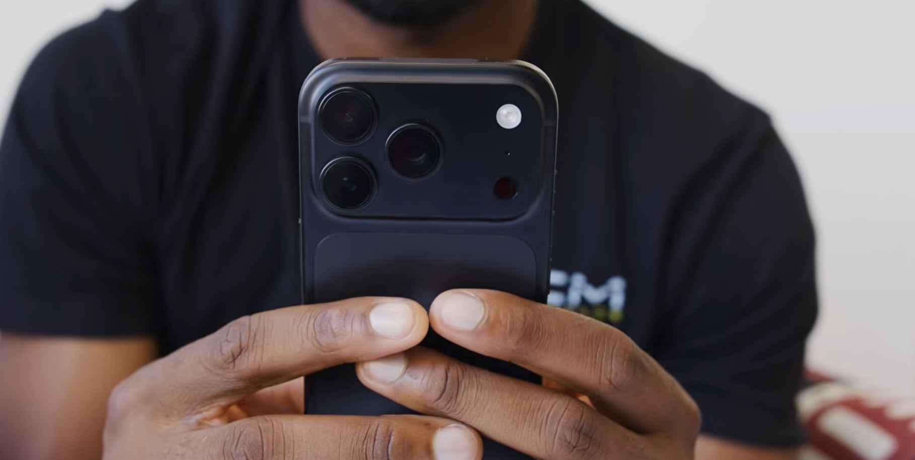 Вид на iPhone 18 Pro сзади