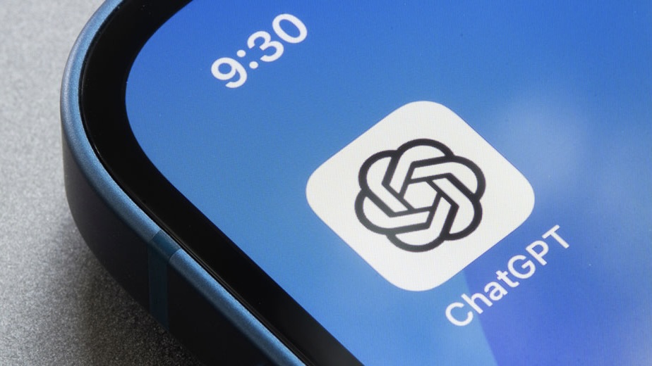 Иконка приложения ChatGPT на экране iPhone