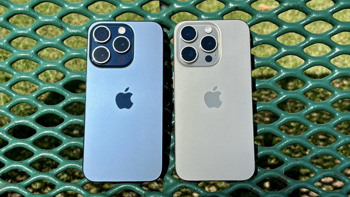 iPhone 15 Pro в синем и сером цвете